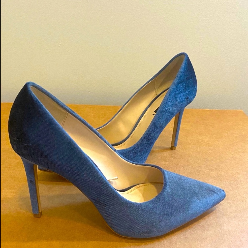 Velvet blue heel
